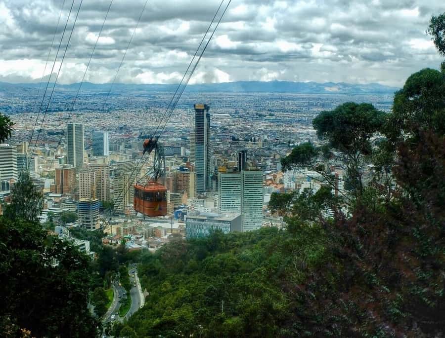 Bogotá: Grand City Tour with Monserrate, Usaquén and Lunch - La Candelaria cobblestones: 400 years walking through layers