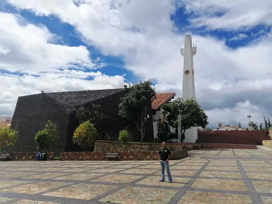 Bogota: Guatavita and Salt Cathedral Daily Group Tour - Getting There: Meeting Points and the 12-Hour Pace