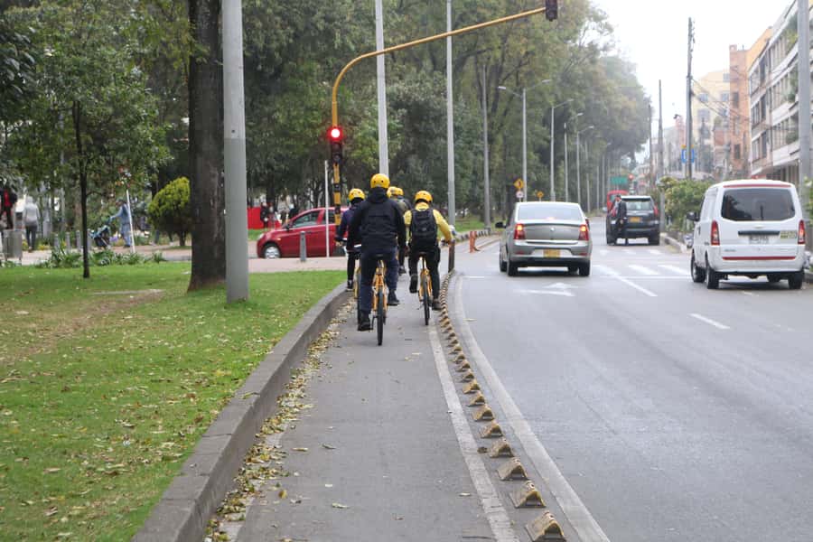 Bogotá: Shared Bike Tour - El Dorado Avenue crossing and the return toward La Candelaria