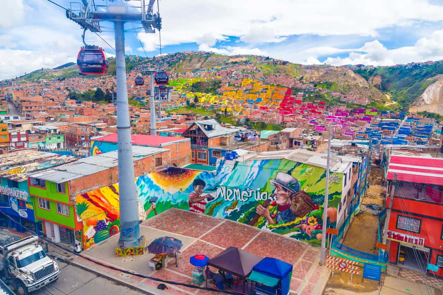 Bogotá´s Barrios: El Paraíso Favela Tour with Cable Car - Community leaders and the changes underway