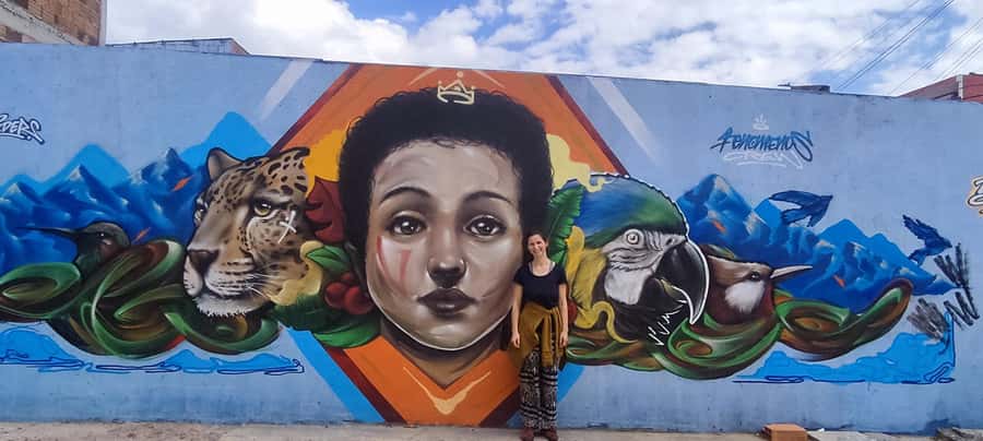 Bogotá´s Barrios: El Paraíso Favela Tour with Cable Car - The snack stop: a small moment of Colombian food culture