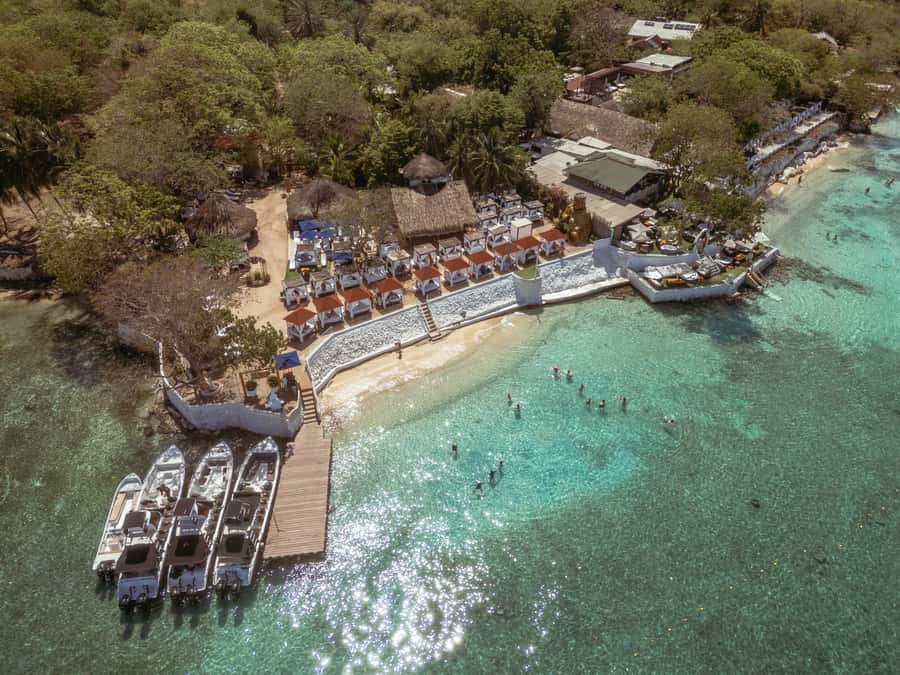 BORA BORA AREA CLUB - Your beach bed plan: first row dreams vs best value