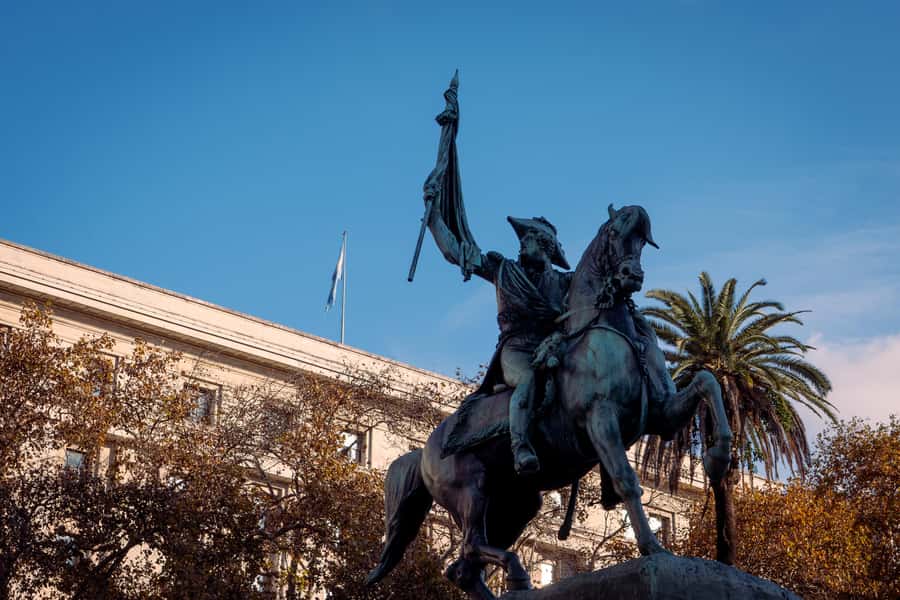 Buenos Aires: Historic Buenos Aires Landmarks & Icons Tour - Museo del Bicentenario: relics and artworks in one focused stop
