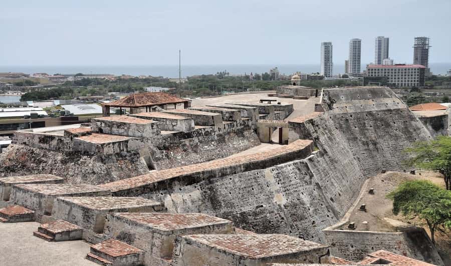Cartagena: BILINGUAL CITYTOUR + SAN FELIPE CASTLE & Old city - The walled city walk: Clock Tower, Las Bóvedas, and the easy history route