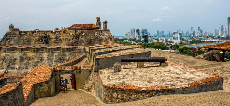 Cartagena: BILINGUAL CITYTOUR + SAN FELIPE CASTLE & Old city - Malecon bay moments: wrapping with sea air and views