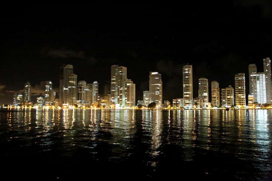 Cartagena: Cruise by the Bay with Dinner and Wine - The vibe: a dinner cruise that feels like a date night