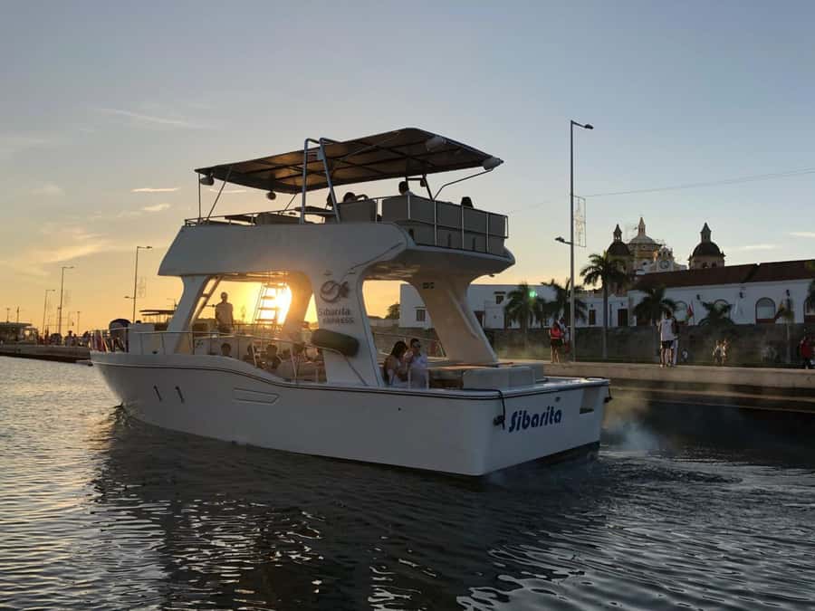 Cartagena: Cruise by the Bay with Dinner and Wine - Where you go on the water: Bocagrande, Castillogrande, then Manga and Getsemani