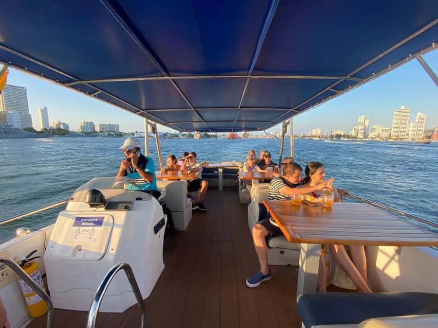 Cartagena: Cruise by the Bay with Dinner and Wine - Wine and drinks: included wine, plus a bar for more