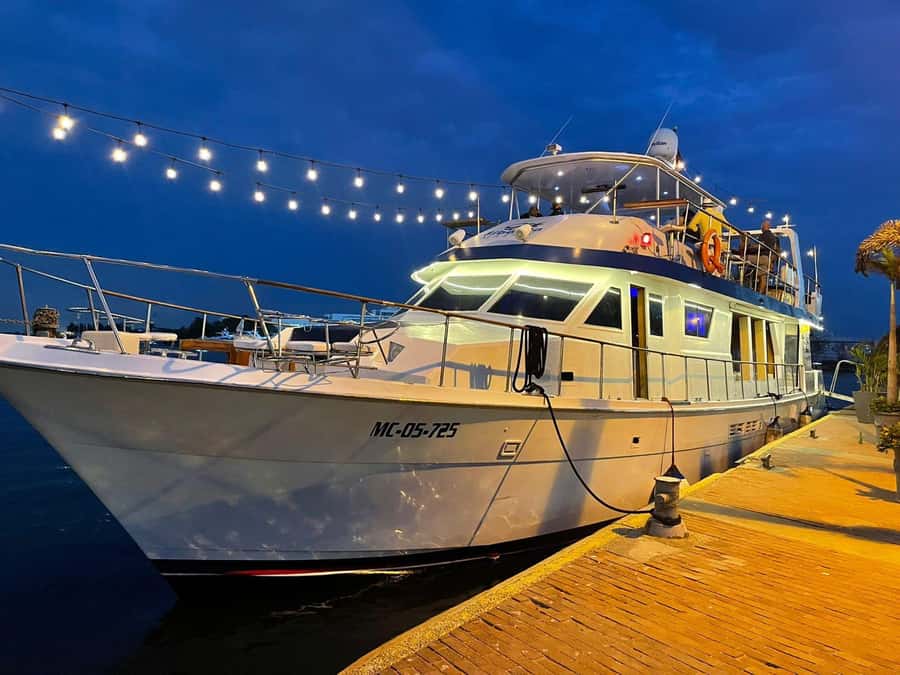 Cartagena: Cruise by the Bay with Dinner and Wine - Comfort details that make the evening work