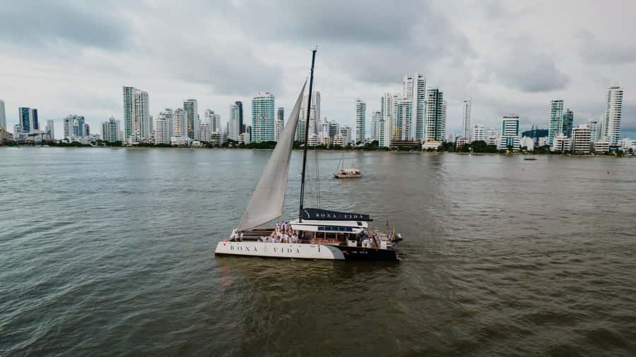 Cartagena de Indias: 2-Hour Sunset Cruise - Sunset between El Laguito and Tierrabomba Island