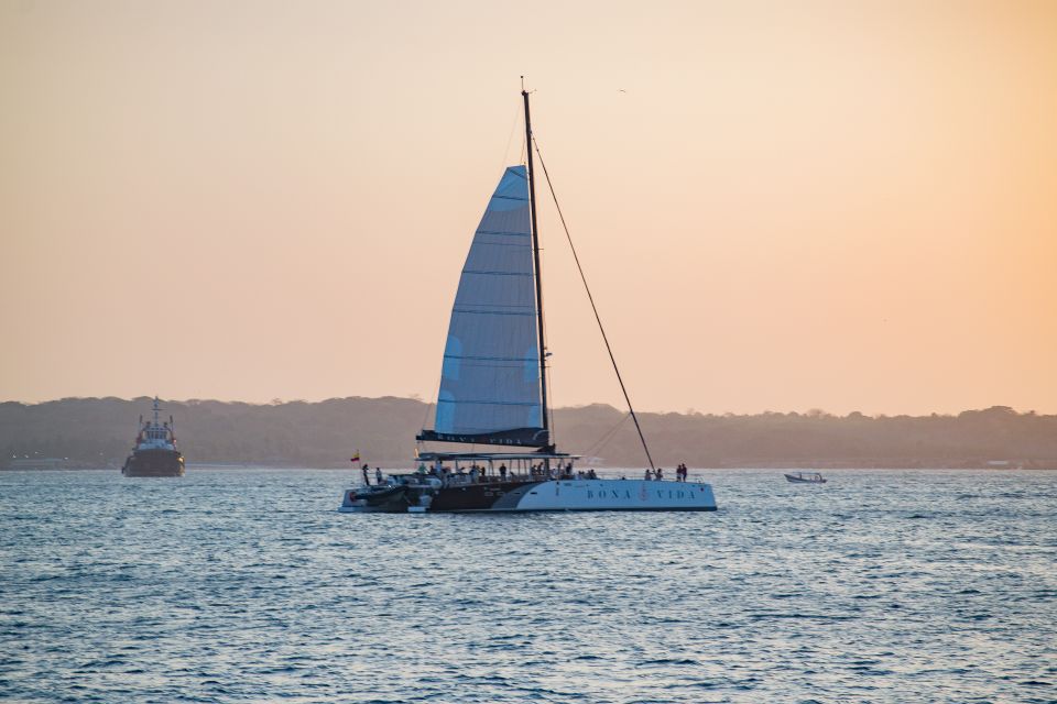 Cartagena de Indias: 2-Hour Sunset Cruise - The return ride: music, dancing, and onboard extras