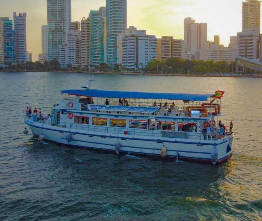 Cartagena de Indias: Sunset Cruise Open Bar with Dance Show - The 5-minute start: safety briefing that actually matters