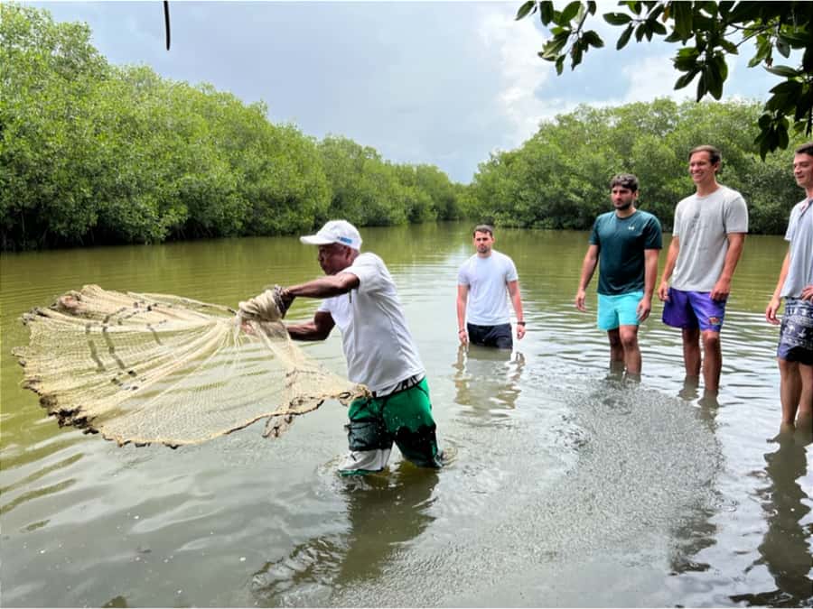 Cartagena Fishing, Crabbing, Birdwatching Experience + Lunch - Canoe + mangrove tunnels: what you should pay attention to