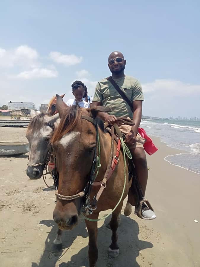 Cartagena: Horse Riding on the Beach with Photos and Lunch - La Boquilla: lunch and the beer break after the ride