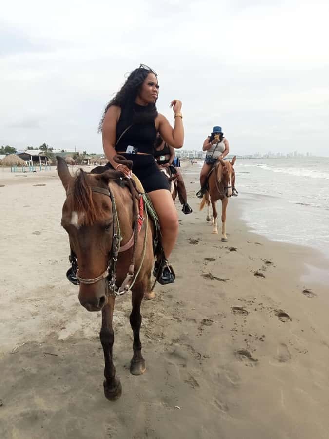 Cartagena: Horse Riding on the Beach with Photos and Lunch - Getting there and back: Sonesta, Portovento, taxis, and a bus to India Catalina