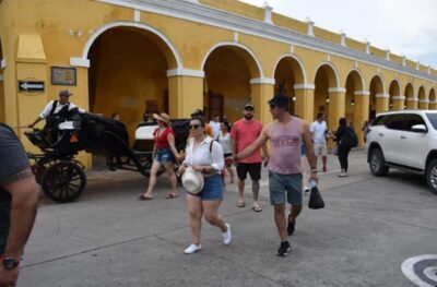 Cartagena: Panoramic City Tour, Monuments, Walls, Castle - Bocagrande, Laguito, Castillo Grande by Chiva: bays, parks, and quick wins