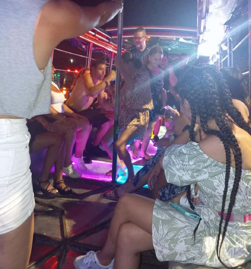 Cartagena: Party on a typical bus crossing the city - What the “music and animator” actually changes for you