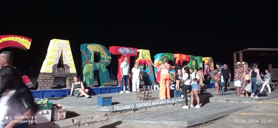 Cartagena: Party on a typical bus crossing the city - The night route: bays, neighborhoods, and why the bus ride matters