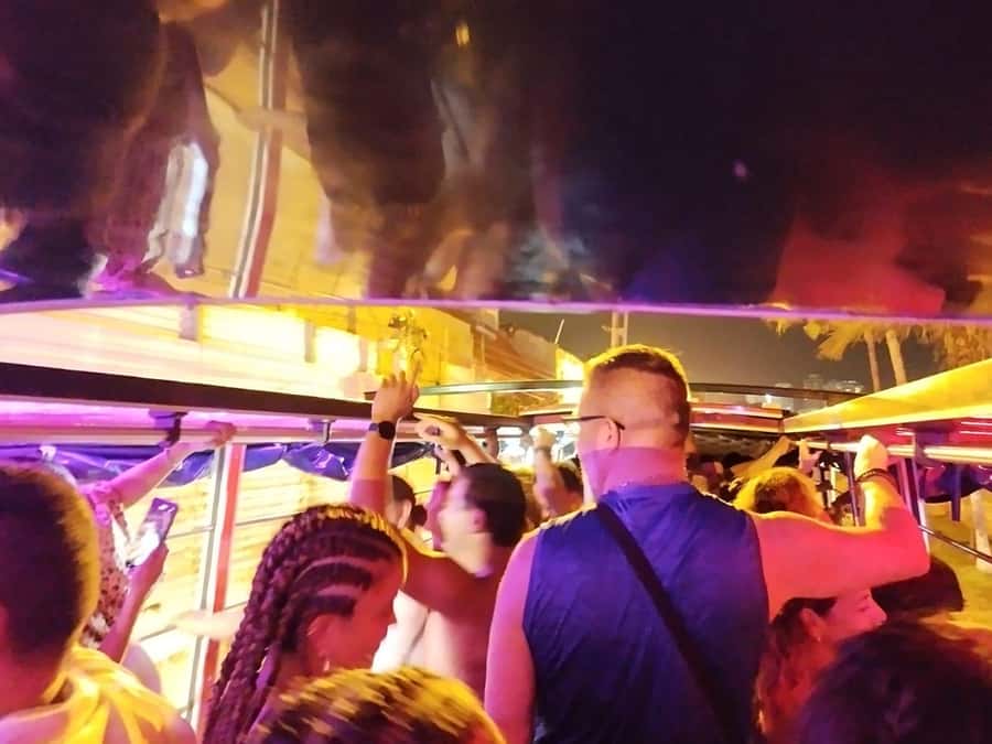 Cartagena: Party on a typical bus crossing the city - La India Catalina: photo stop energy with real context