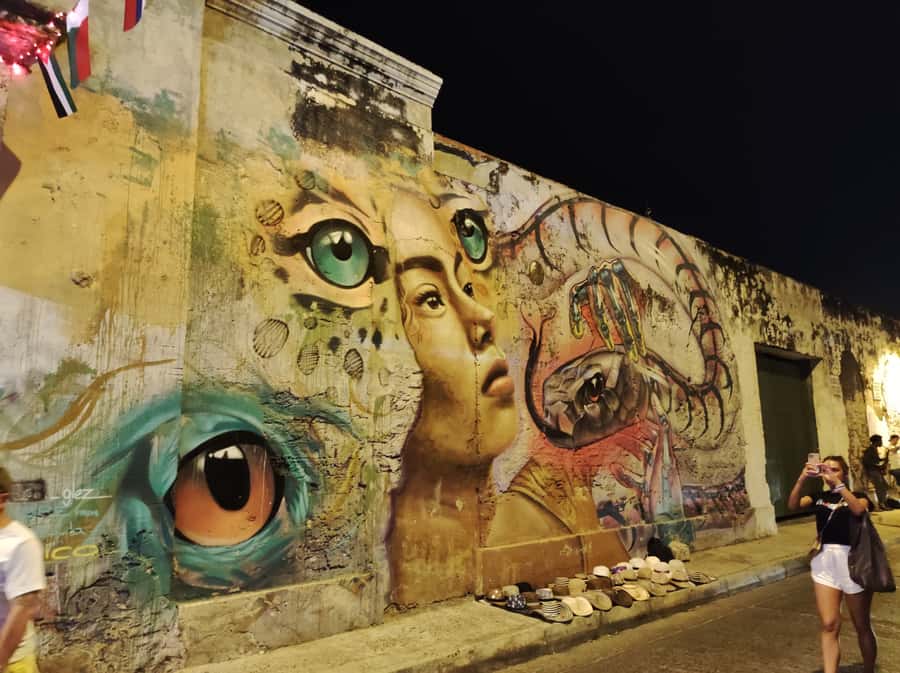 Cartagena: Walled City and Getsemani Shared Walking Tour - The first hour: Santo Domingo area and the Walled City landmarks
