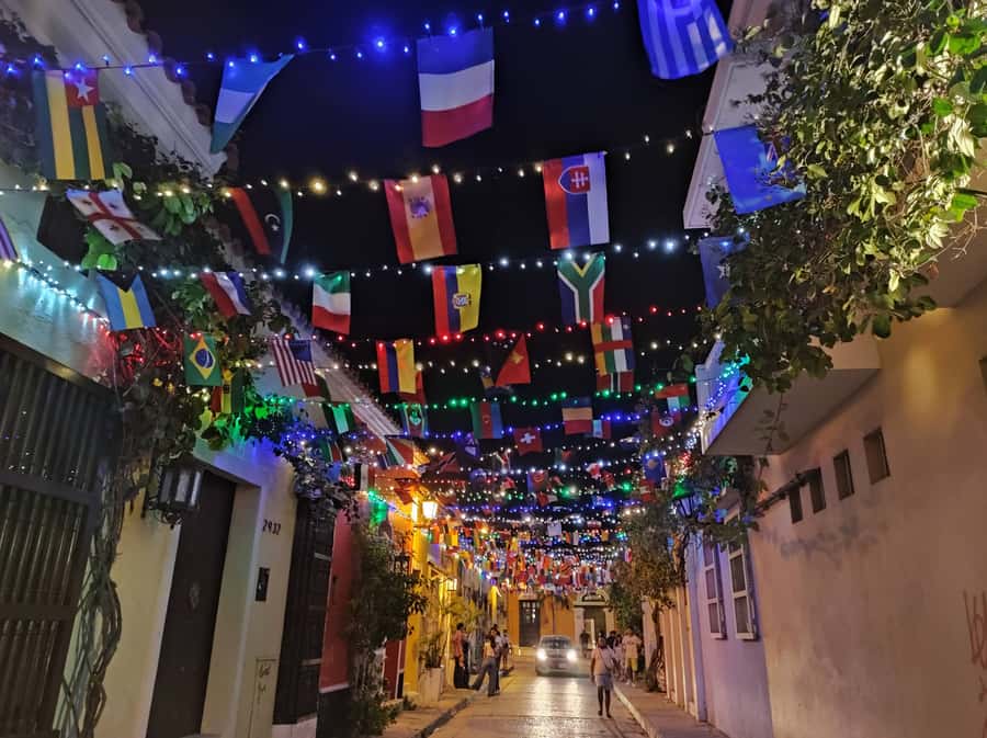 Cartagena: Walled City and Getsemani Shared Walking Tour - The shift to Getsemaní: where the city changes personalities