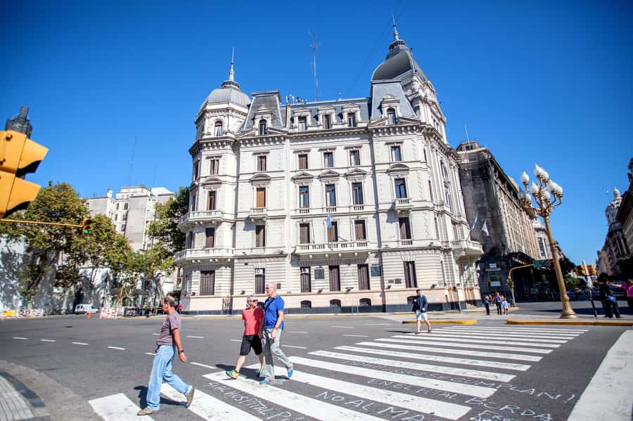 Classic City Tour of Buenos Aires: Neighborhoods and Emblems - La Boca and San Telmo: color, street life, and walking on old streets