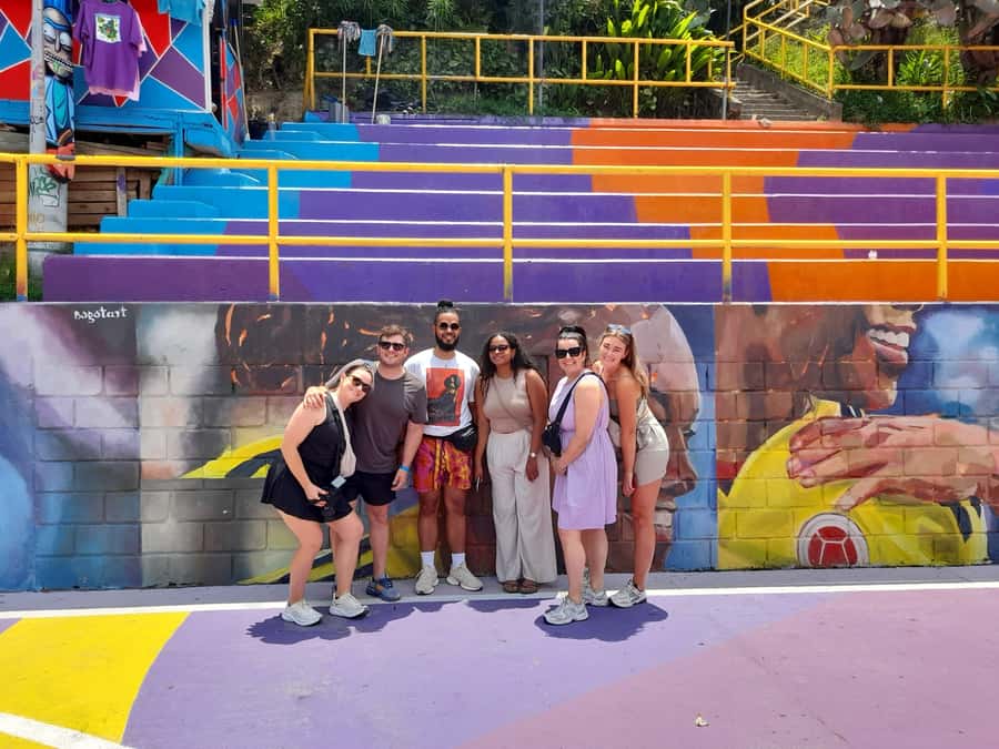 Comuna 13: Graffiti tour & Street Food/drink with telesferic - Meeting at Poblado Metro: start where most of Medellín starts