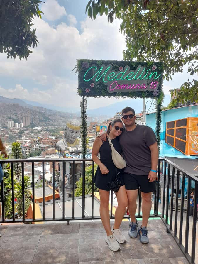 Comuna 13: Graffiti tour & Street Food/drink with telesferic - Graffiti streets plus street food: art you can walk up to