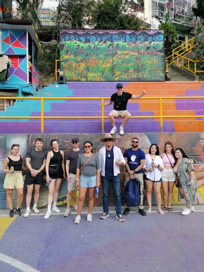 Comuna 13: Graffiti tour & Street Food/drink with telesferic - Street dance show: music as change, not just entertainment