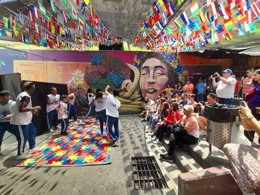 Comuna 13: Graffiti tour & Street Food/drink with telesferic - Beer stop and the lookout-bar finale: the Medellín view payoff