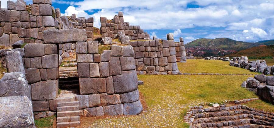 Cusco: Open-Top Bus City Tour - San Cristóbal Temple and Colcampata Inca wall: your first “aha” view