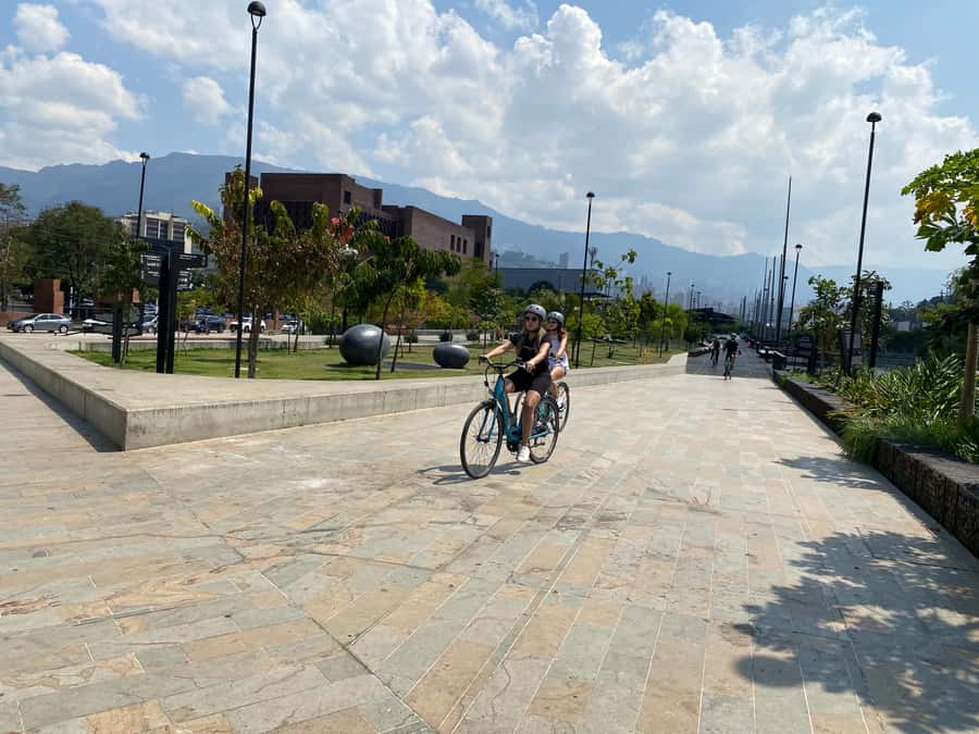 E-Bike City Tour Medellin with Local beer and Snacks - The extra city stop and the big photo payoff