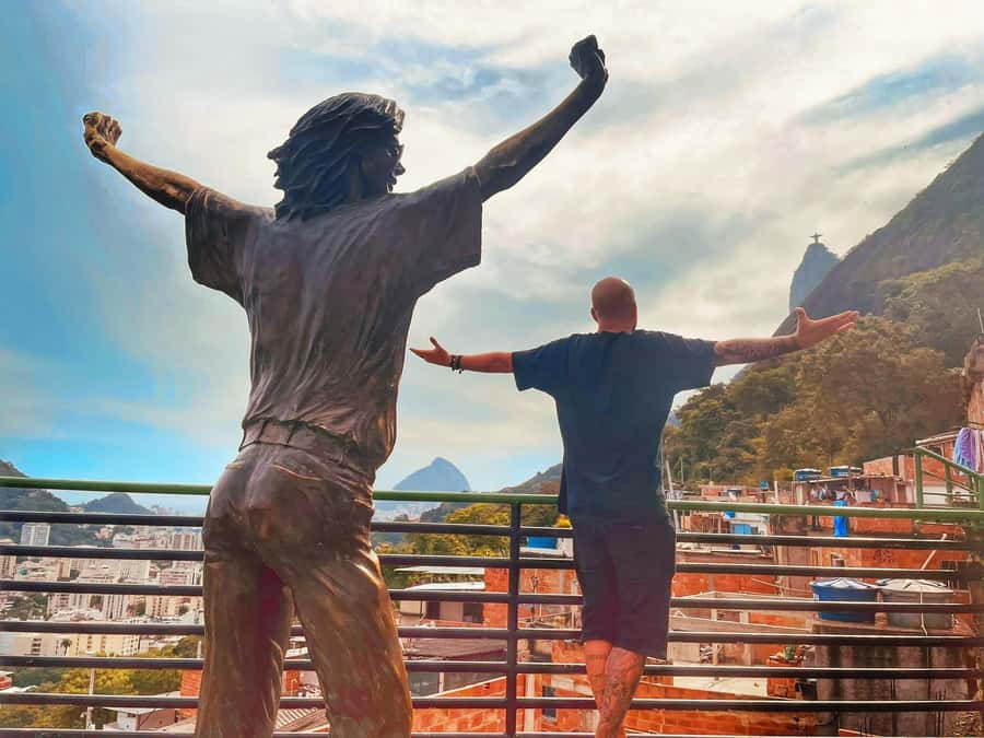 Favela Santa Marta: Walking Tour with local guide - Getting Up into Dona Marta: Cable Car First, Then Walking