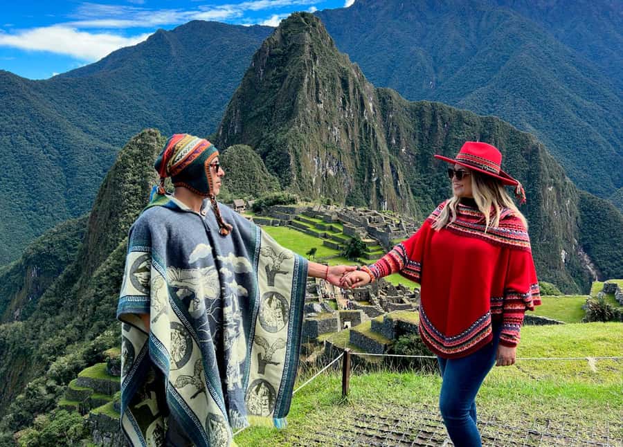 From Cusco: Full-Day Group Tour of Machu Picchu - Free time in Aguas Calientes: lunch on your own without the stress