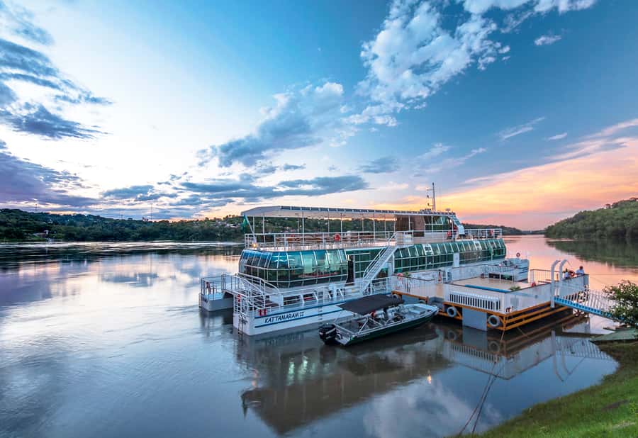 From Foz do Iguaçu: Sunset Catamaran Tour with Meal - Why a Sunset Cruise at the Three Borders Feels Different