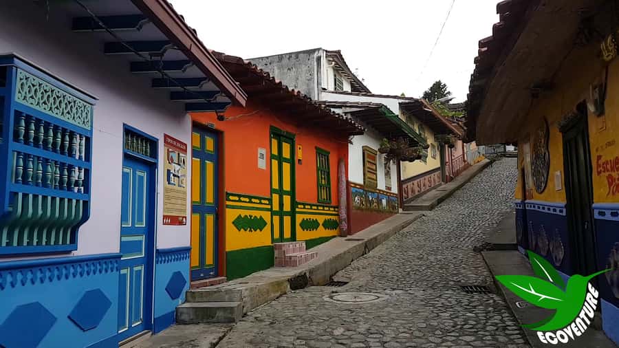 From Medellín: Paragliding Flight and Guatape Tour - Should you book this Medellín combo day?