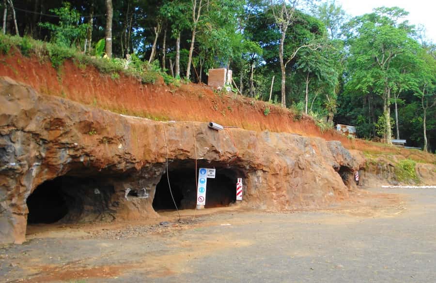 From Puerto Iguazu: San Ignacio Ruins and Wanda Mines Tour - The Jesuit Mission Story: Guarani Life, Spanish Builders, and Customs