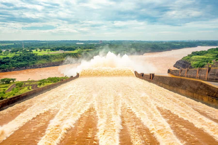 Itaipu Dam Tour with Admission Ticket from Foz do Iguaçu - Edge-of-dam viewpoint and the guided route through the complex