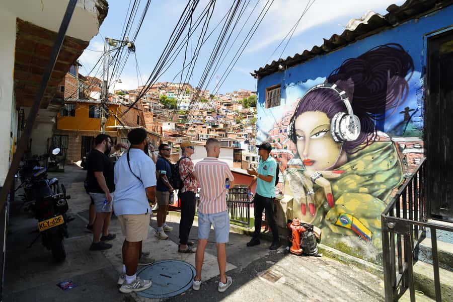 Medellín: Comuna 13 and Graffiti Guided Tour with a Local - Who this Comuna 13 tour is best for