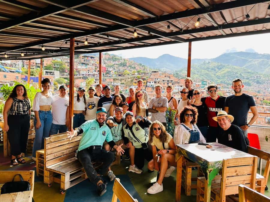 Medellín: Comuna 13 and Graffiti Guided Tour with a Local - Why Comuna 13 hits different on foot with a local guide