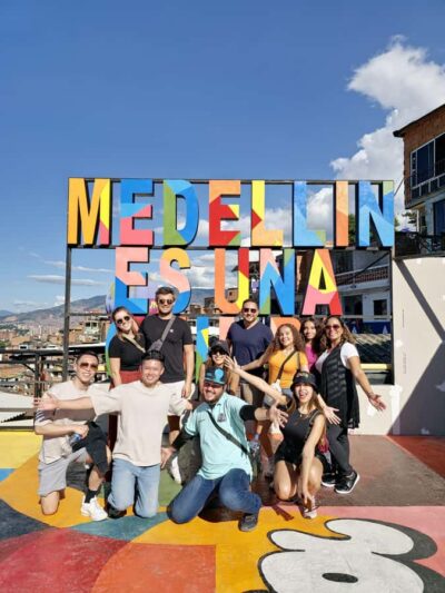 Medellín: Comuna 13 and Graffiti Guided Tour with a Local - Getting there from San Javier: the green-umbrella meetup and the one-way flow