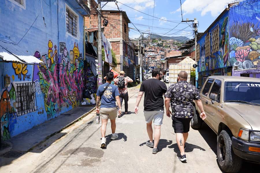 Medellín: Comuna 13 and Graffiti Guided Tour with a Local - Scenic views and the street dance show that changes the mood