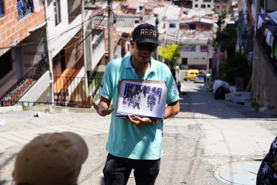 Medellín: Comuna 13 and Graffiti Guided Tour with a Local - History lessons that feel personal: from family stories to real context
