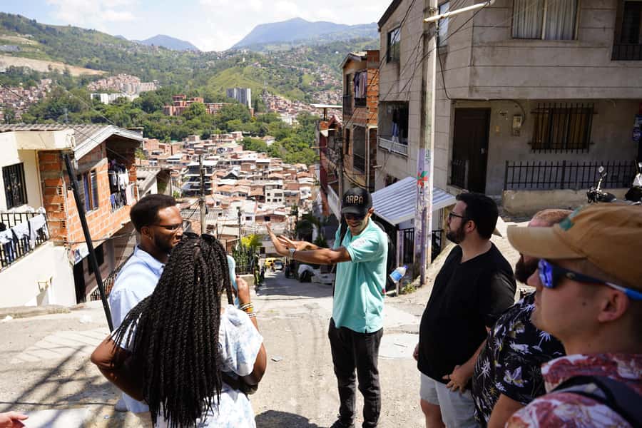 Medellín: Comuna 13 and Graffiti Guided Tour with a Local - Price and value: what $16 buys you in real-life time
