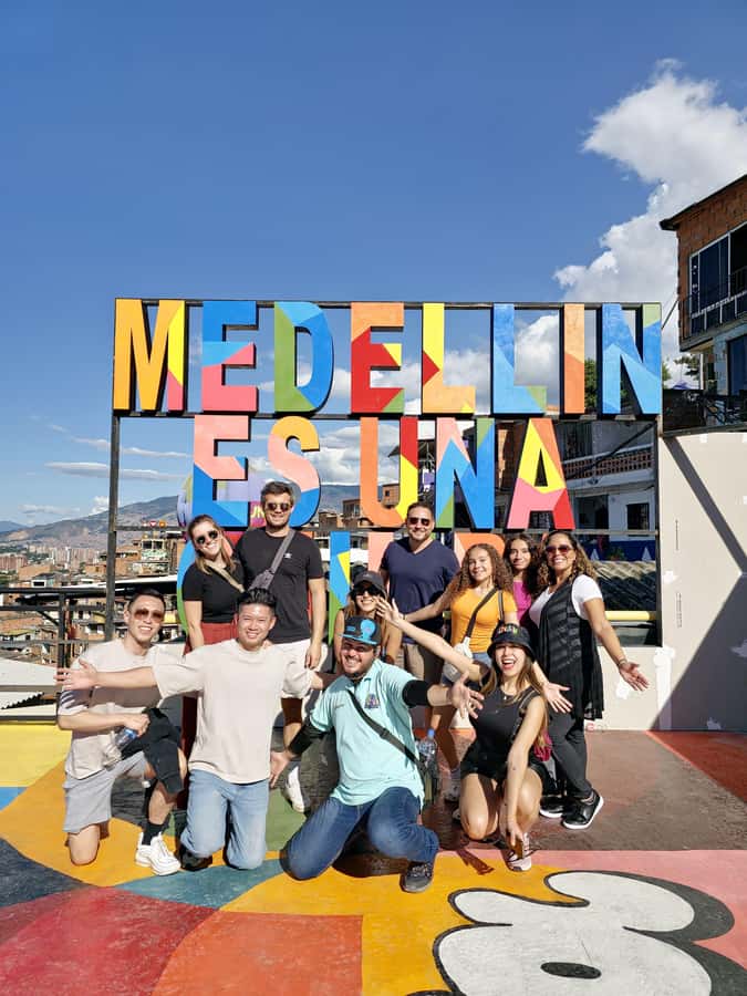 Medellín: Comuna 13 and Graffiti Guided Tour with a Local - Getting there from San Javier: the green-umbrella meetup and the one-way flow