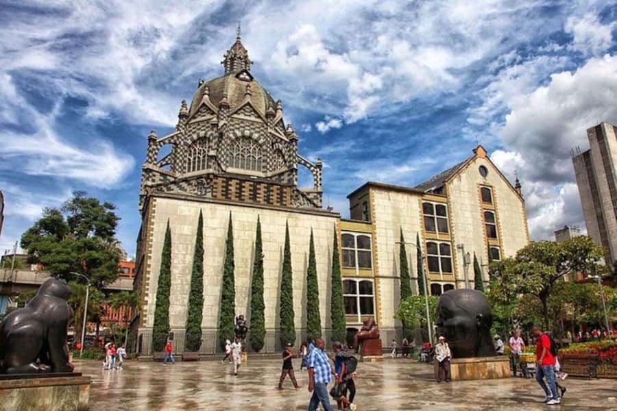 Medellín: Comuna 13, Cable Cars and Botero Statues Tour - A Fast, Private Look at Medellín’s Best Contrasts
