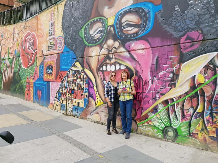 Medellín: Comuna 13, Cable Cars and Botero Statues Tour - Comuna 13 Street Art and Escalators: How to See It Without Getting Lost